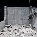 Miley-Cyrus—Wrecking-Ball-002